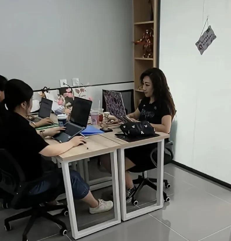 今天办理一个员工的离职手续，当所有交接都办理完毕，开具离职证明的时候，员工提出一