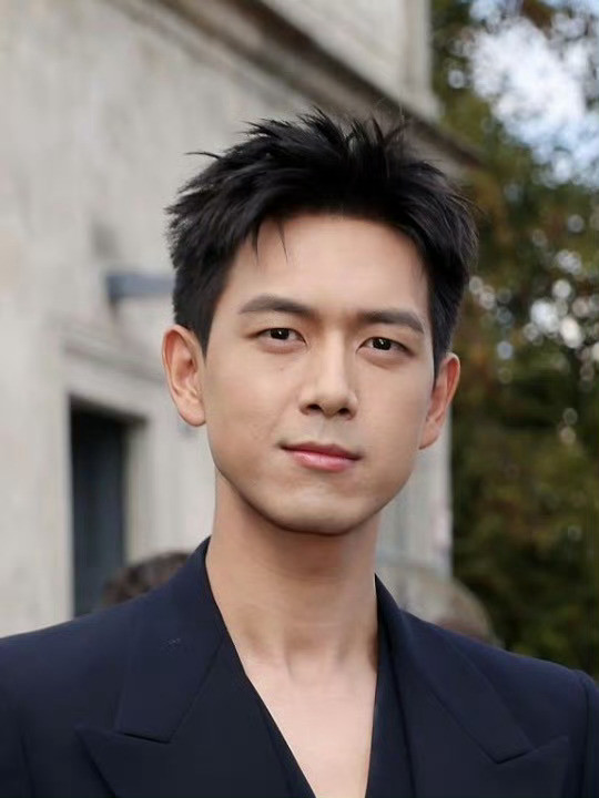 李现扛住了G社镜头360度无死角的男人🤩和亲爱的热爱的时期好像没差别！​
