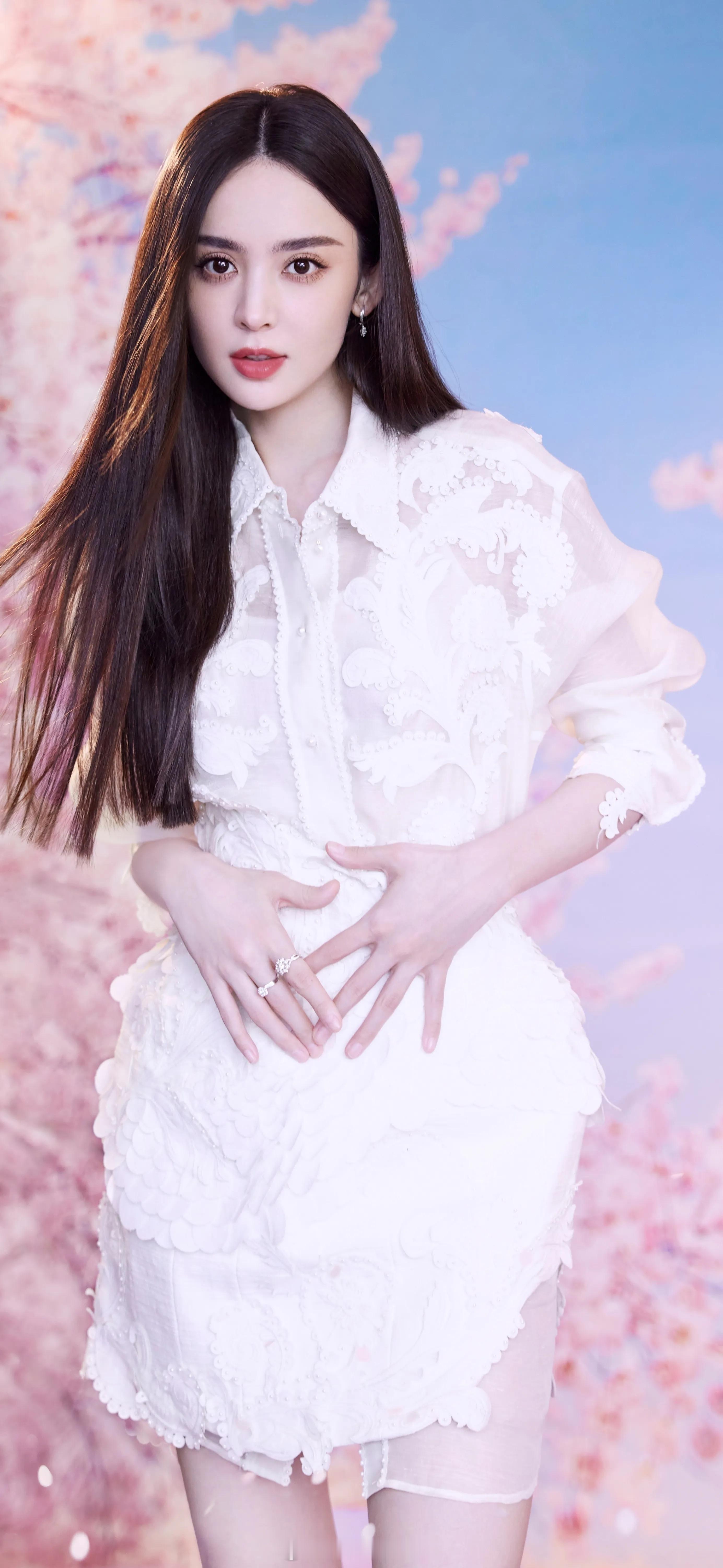 古力娜扎绚烂如花白色蕾丝裙写真