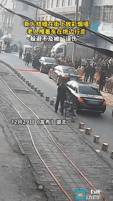 吵翻天！湖北，一对新人结婚，而在接亲现场，新郎在楼下准备了彩烟墙，没成想，刚刚点
