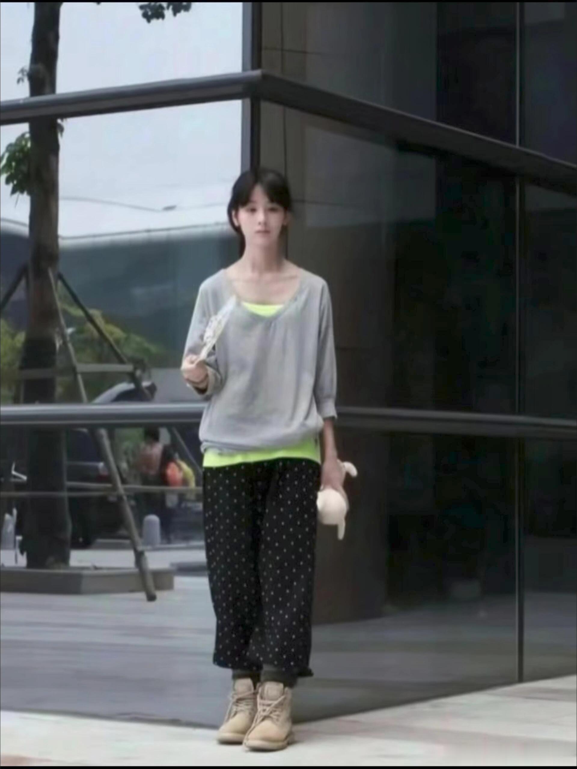 内娱照片第二多的女人，早期就这么乱穿衣服时尚的完成度果然靠脸陈都灵|