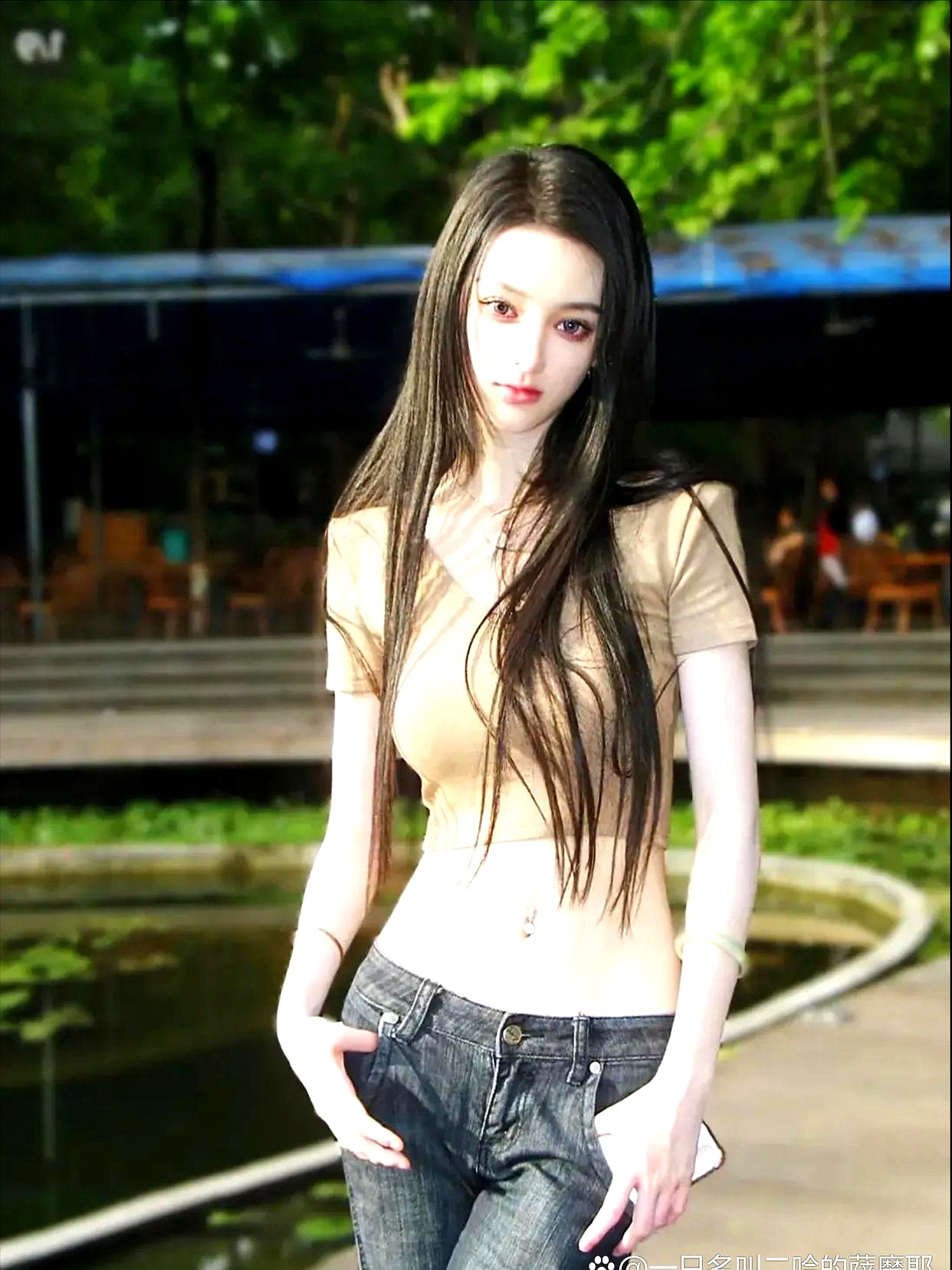 一个聋哑女孩，因为几张举牌照火了。西安美院，听起来就很难考。她竟然考上了，背后故