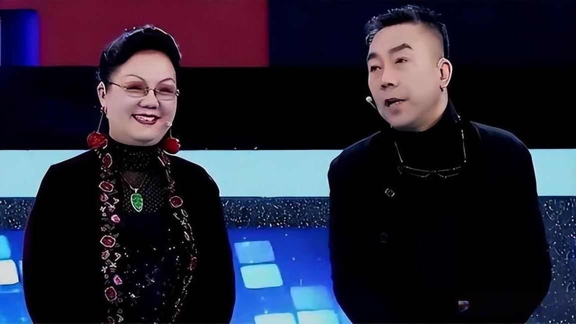 梦真与杨议离婚后，现身舞厅，网友询问身旁的是小五婶吗？说起梦真，就不能不从七月