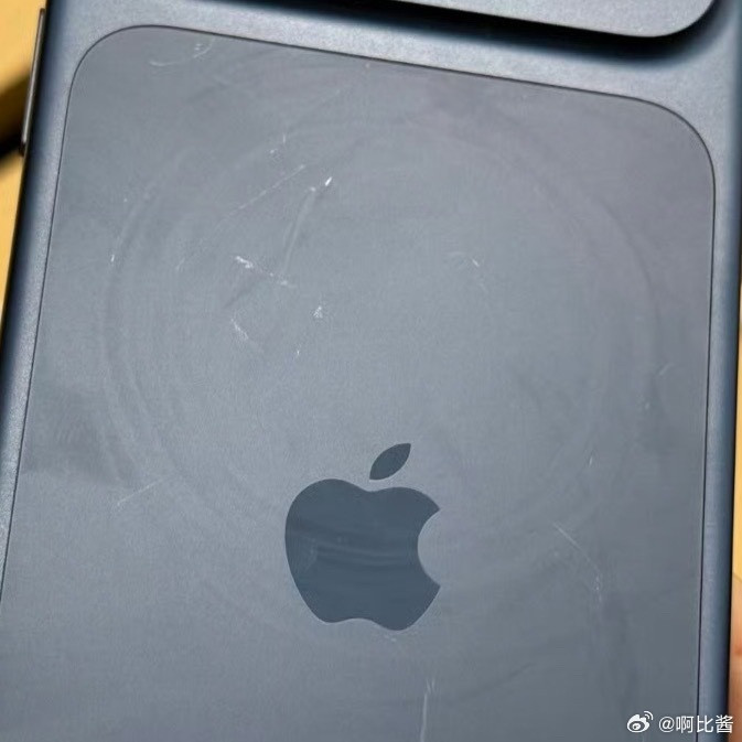 花几千块买新机结果比主子还高贵iPhone17Pro的铝合金边框贴膜一碰都留痕