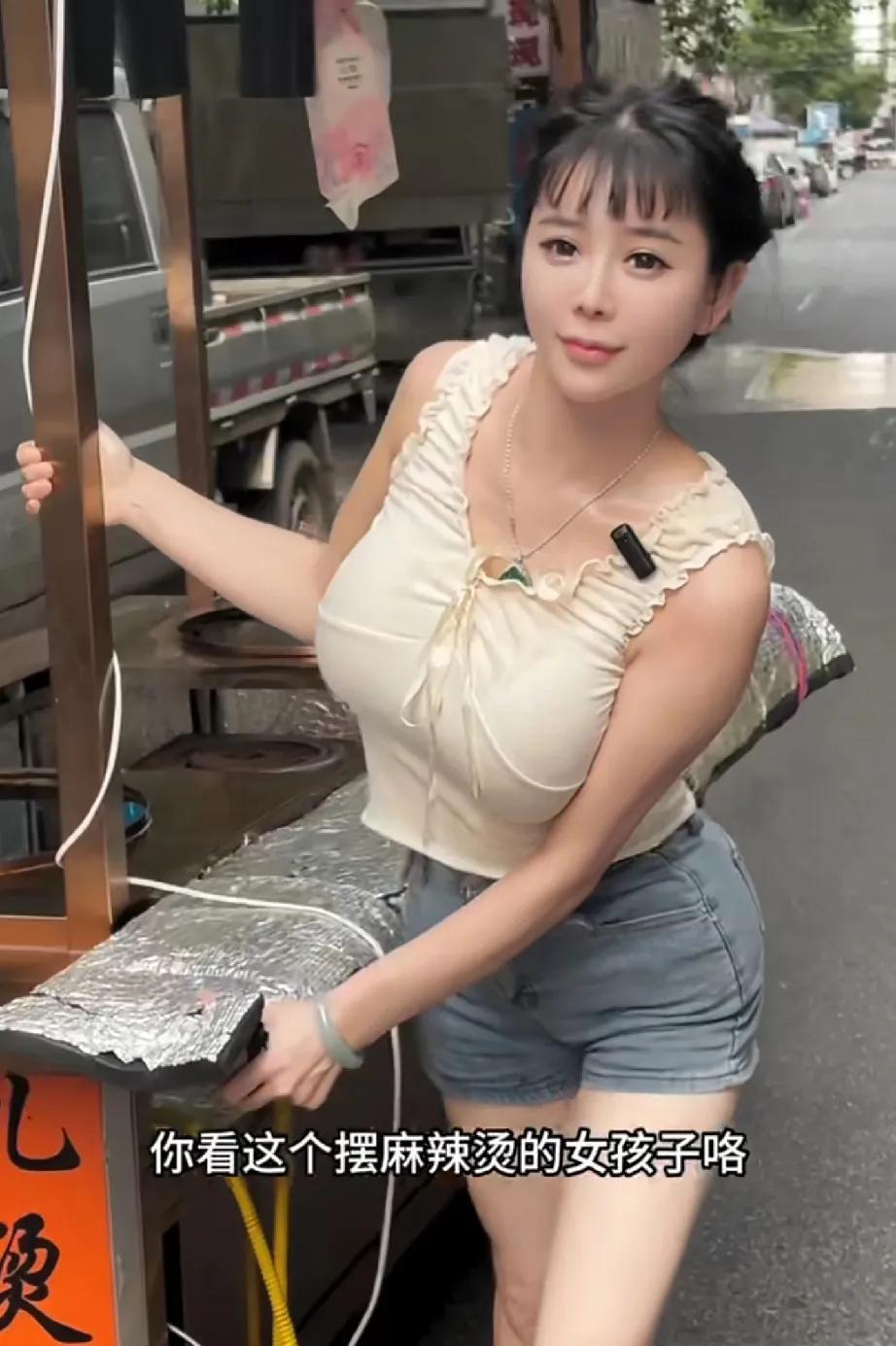 00年百万网红，每次摆摊客人都很多，你们认为，她的买点在哪里呢？