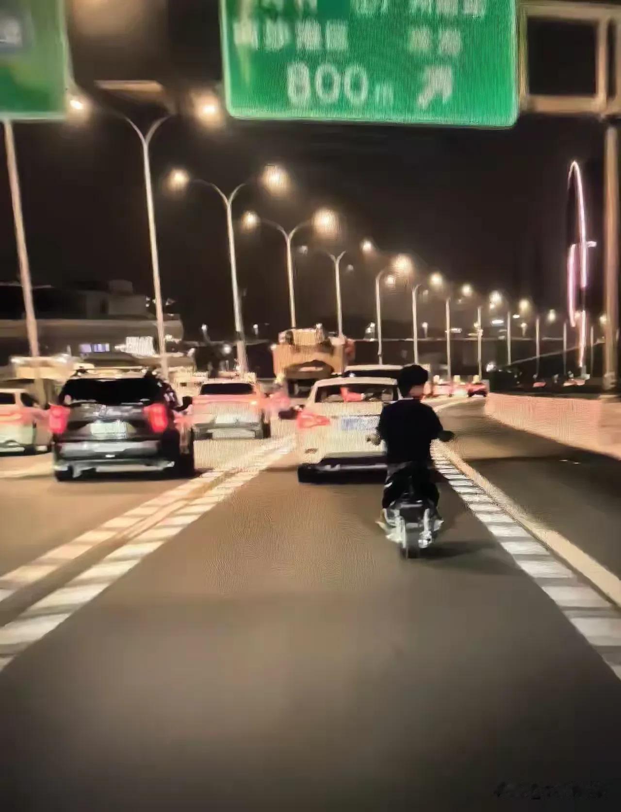 广州“电鸡”上高速公路了！看高速情况是广州东新高速东沙收费站南行上高速的连接线，