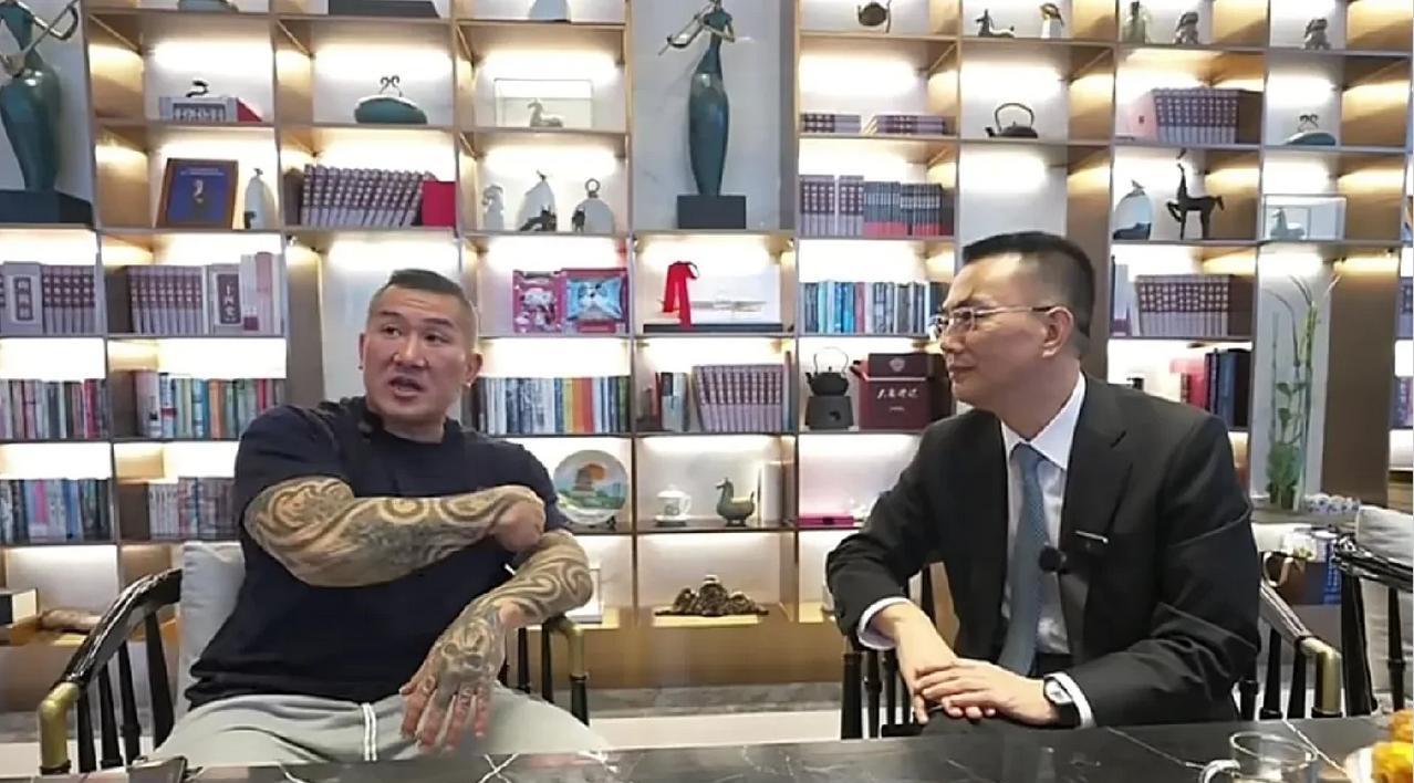 网红“馆长”终于见到“大人物”了！他坦言，超级紧张。这个“大人物”，就是张宗真