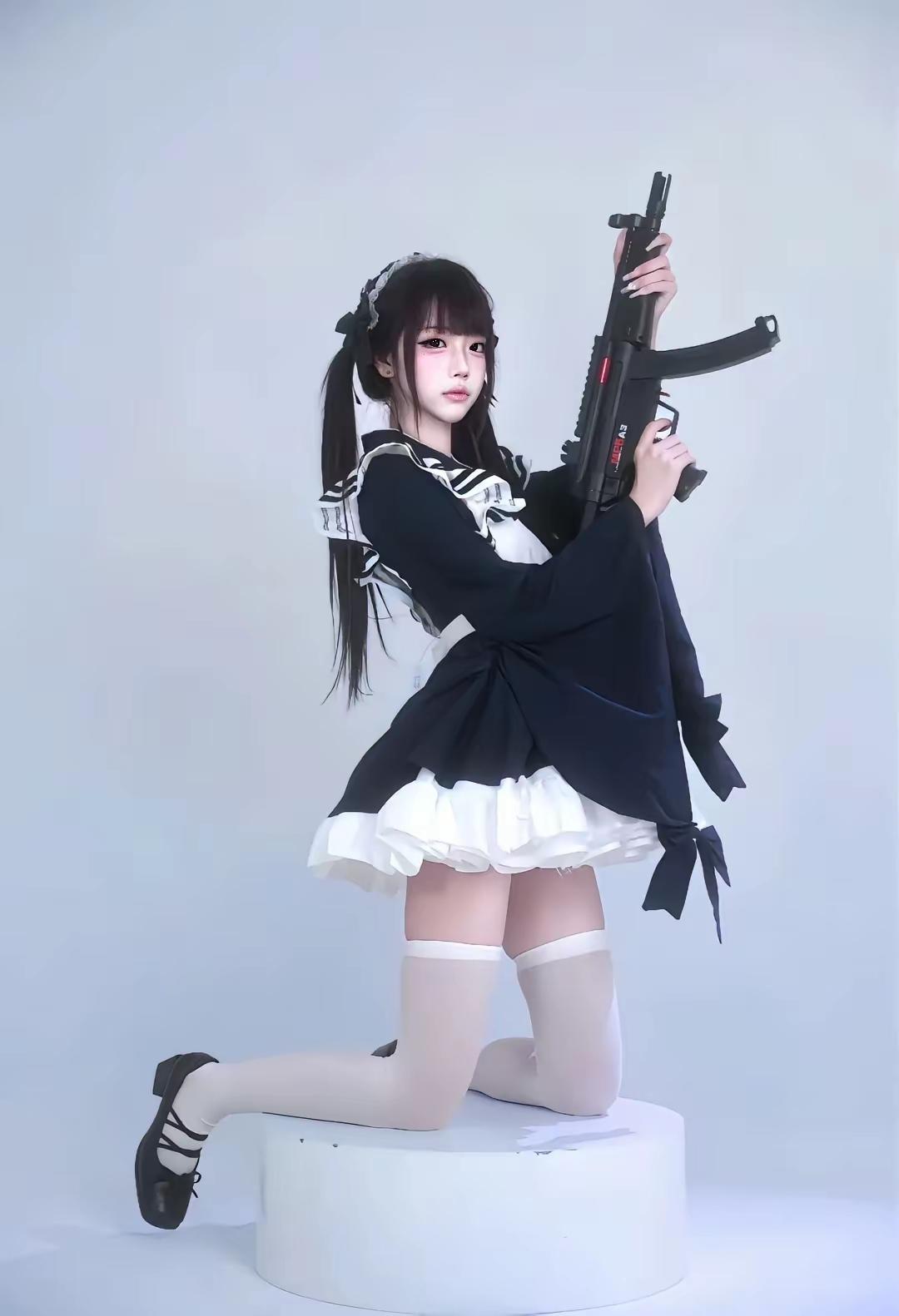 “黑裙女仆与枪械的梦幻碰撞”📸🔫💃cosplay