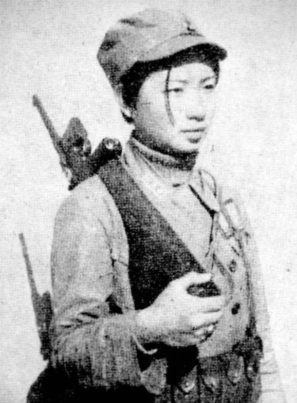 1939年，1名女八路在日军严刑拷打下，生命垂危。这时，有个汉奸忽然上前狠狠扇了