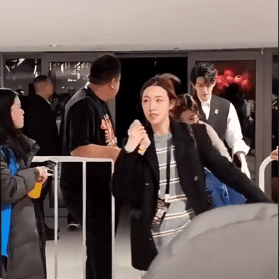 邓为线下同性路人的颜值认可才是真帅哥标准。微博之夜路人保安脱口而出的“wc，这咋