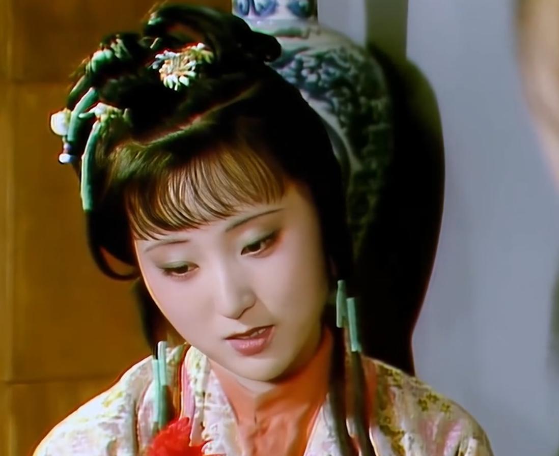 周瑞家的给黛玉送宫花，黛玉知道大家都有之后，就把宫花扔回去，冷笑着说了一句：“我