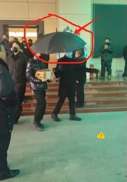我问妈妈，在何晴的葬礼上，为什么有一个工作人员给许何打一把黑伞?原来这是