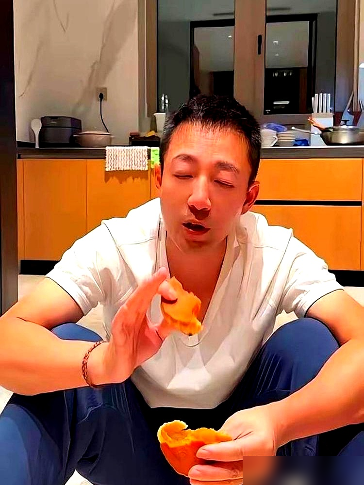 汪小菲直播咬了口月饼，脱口就是一句玥儿也喜欢这个馅儿，紧接着又补了句忙完这段得把孩子接回来。旁边马筱