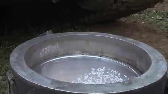 越南坦克兵这么做饭：看似很方便但暴露重大软肋把生米放锅里，然后把锅放在坦克排气