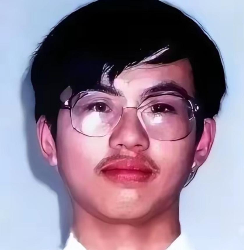 1999年，山东济阳高考状元张来玉被父母改了志愿进入南京大学。不料入学不到一年后
