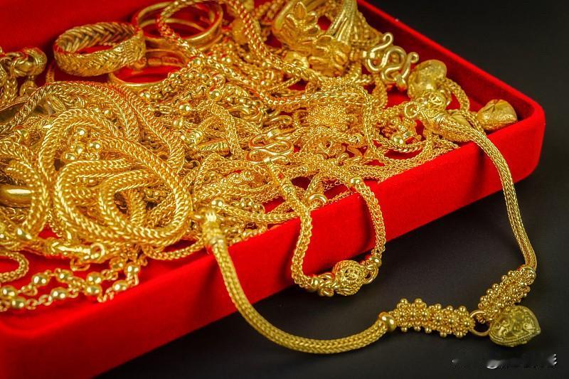 前段时间买黄金的人是不是傻眼了,开始鬼哭狼嚎了。认为要发大财了,结果来了个惨