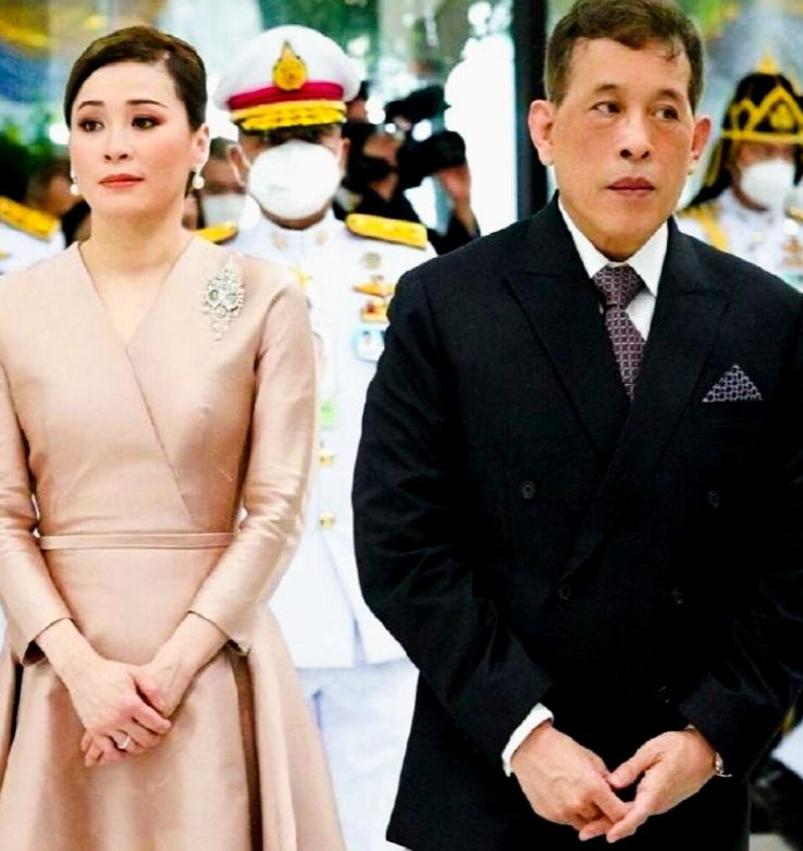 苏提达和泰国国王两人这是在考虑什么深邃的问题呢？苏提达和泰国国王的表情代表了什