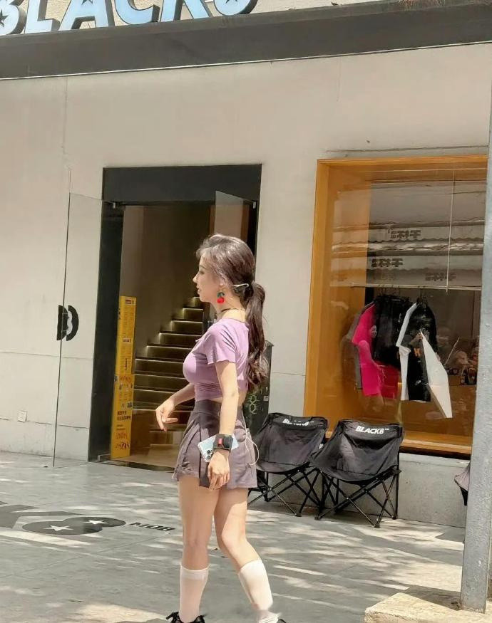 冯提莫这少妇身材就是矮了点​​​