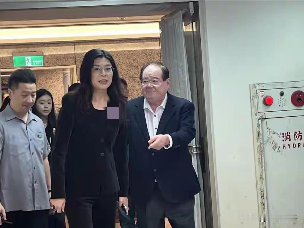 徐欣莹站出来面对了，蓝白竹北有望完成整合，邱臣远发声回应了。从蓝白在竹北人选问题