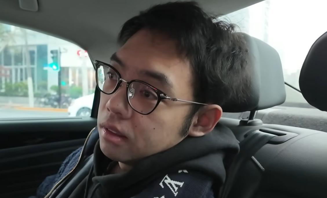 最近刀区正在策划户外的大型团播，有弹幕问超哥去不去，超哥直白表示如果是一群熟人在