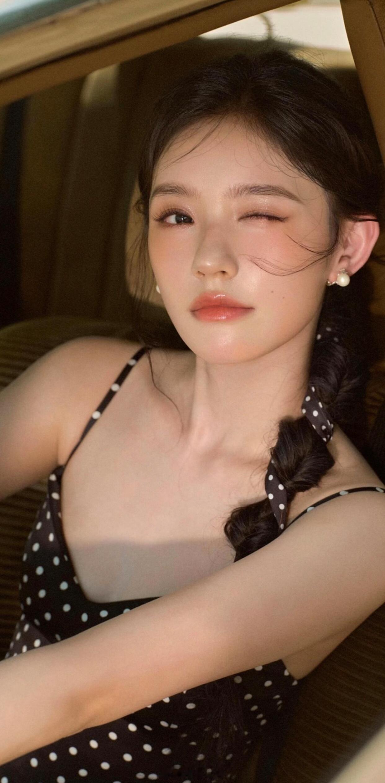 林允一组充满夏日气息户外写真她选择了一款黑色波点吊带长裙，设计巧妙凸显了优美的背