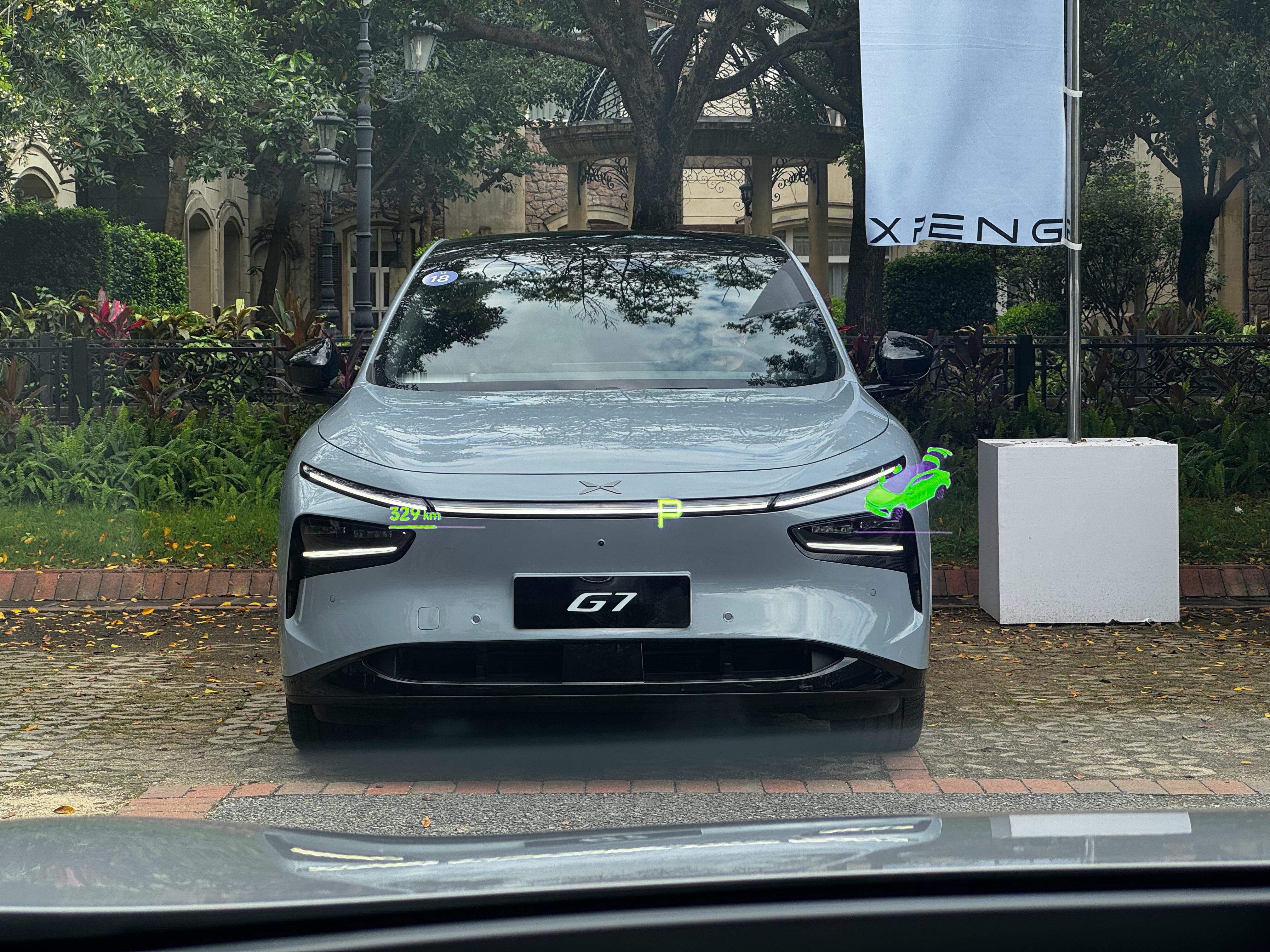 小鹏G7上的AR-HUD用的华为的硬件自己做的软件显示的内容，画面交互都非