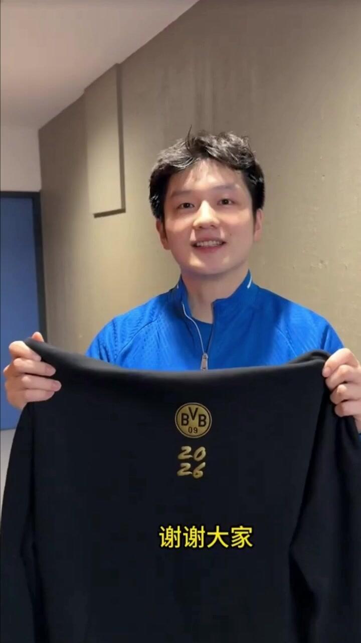 樊振东正面采访的视频，这是横采访的面对面，他其实不太注重自己的外貌，发型更是像追