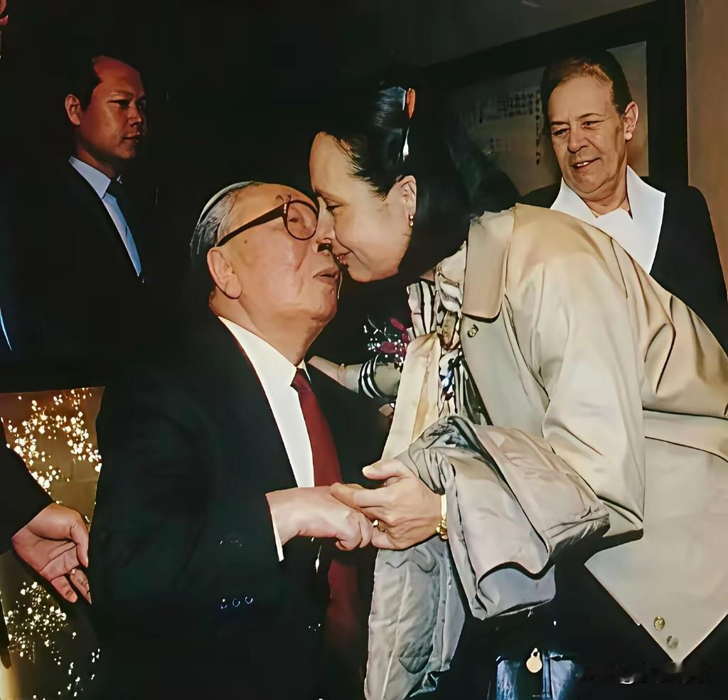 再好的父女隔阂，也抵不过骨肉亲情！这张八十年代的老照片，看得人心头五味杂陈。