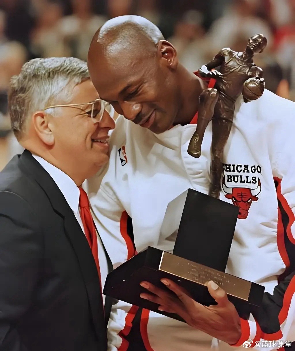 NBA各项大奖都是以谁的名字命名的呢？★MVP——迈克尔-乔丹奖杯★FMVP——