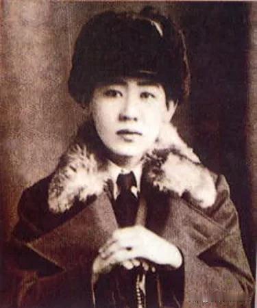 川岛芳子，很多人如雷贯耳，但同时又不知道她就是所谓门“东方女魔”“汉奸之尤”。