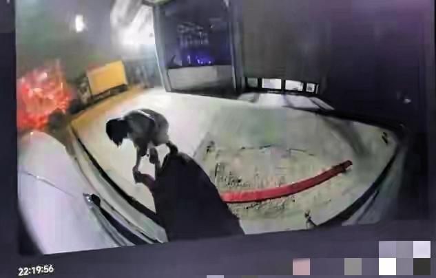 安徽合肥，桂女士因家门口的车位已被占满，将自己的新车停放在了马路对面公共停车位上