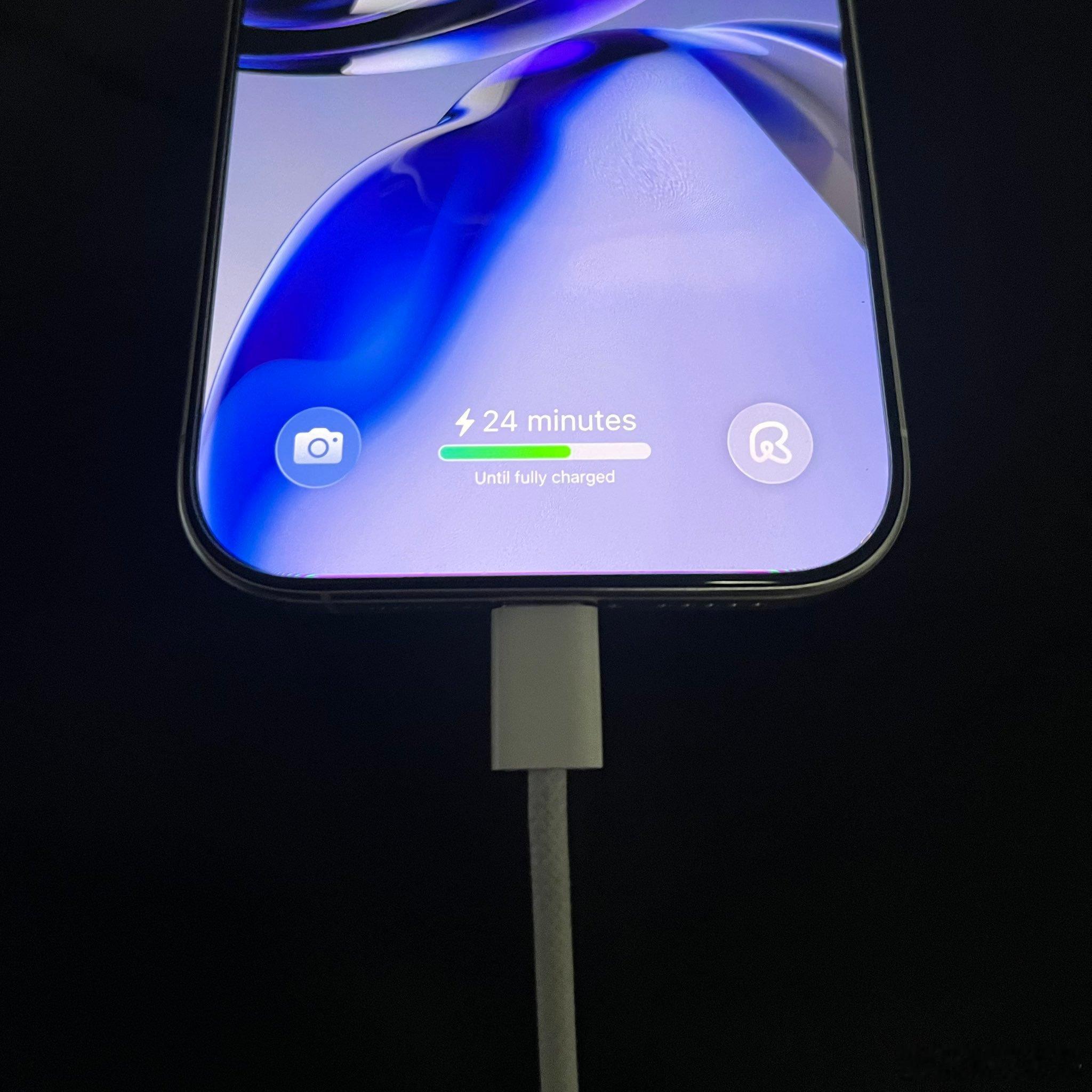 爆料称全新的iOS26将会推出充电智能功能，iPhone在充电时，锁屏底部会出现