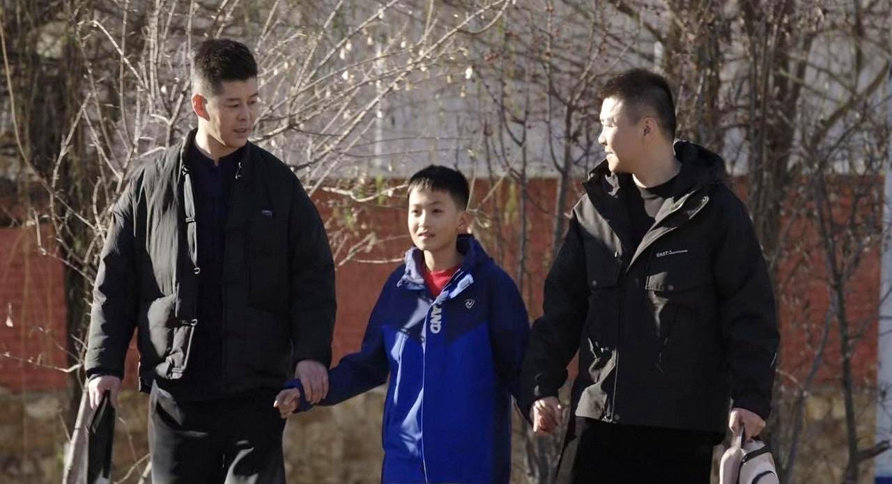 两个前夫同居了，还轮流陪孩子睡觉。李大国和马忠现在一张桌上吃饭，一个屋檐下