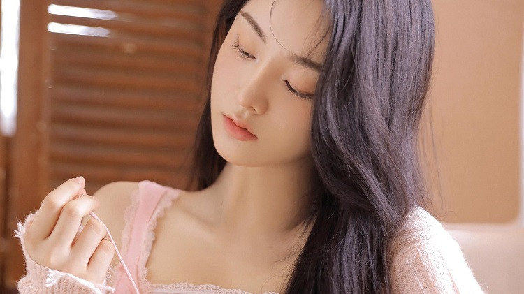 女人长期没有男人，表现非常明显：1.情绪容易波动，对人对事敏感多疑；2.习惯