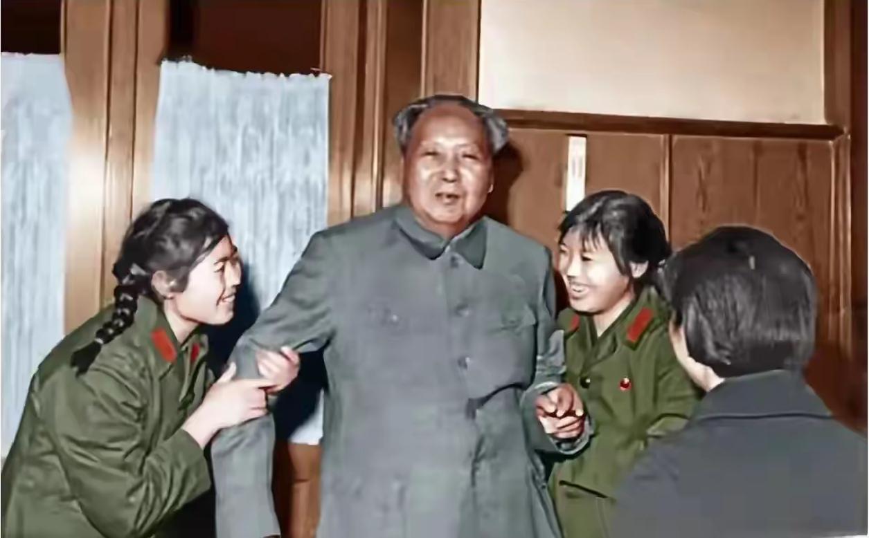每当听到毛主席说这句话，“你们不走，我也不好走。”伟人真的超级和善，听了忍不住眼