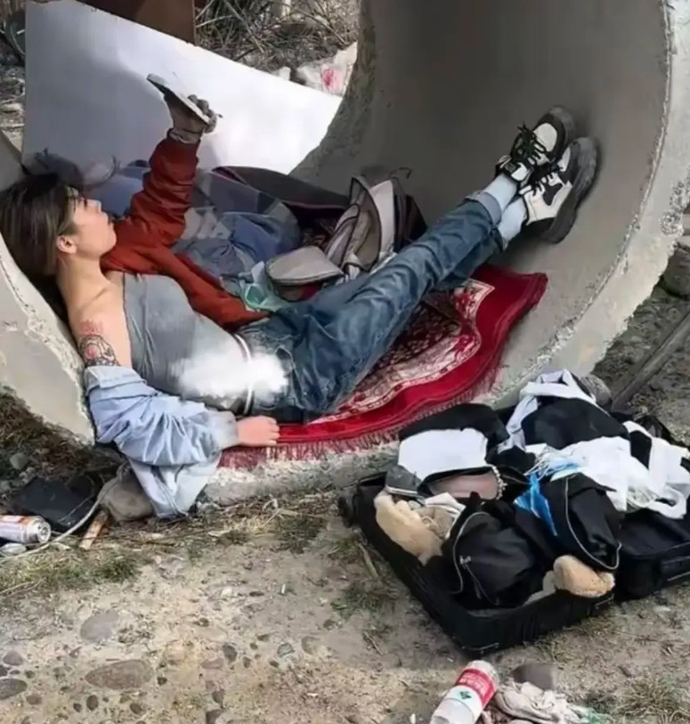 好奇！这姑娘长得这么漂亮为啥在流浪呢？