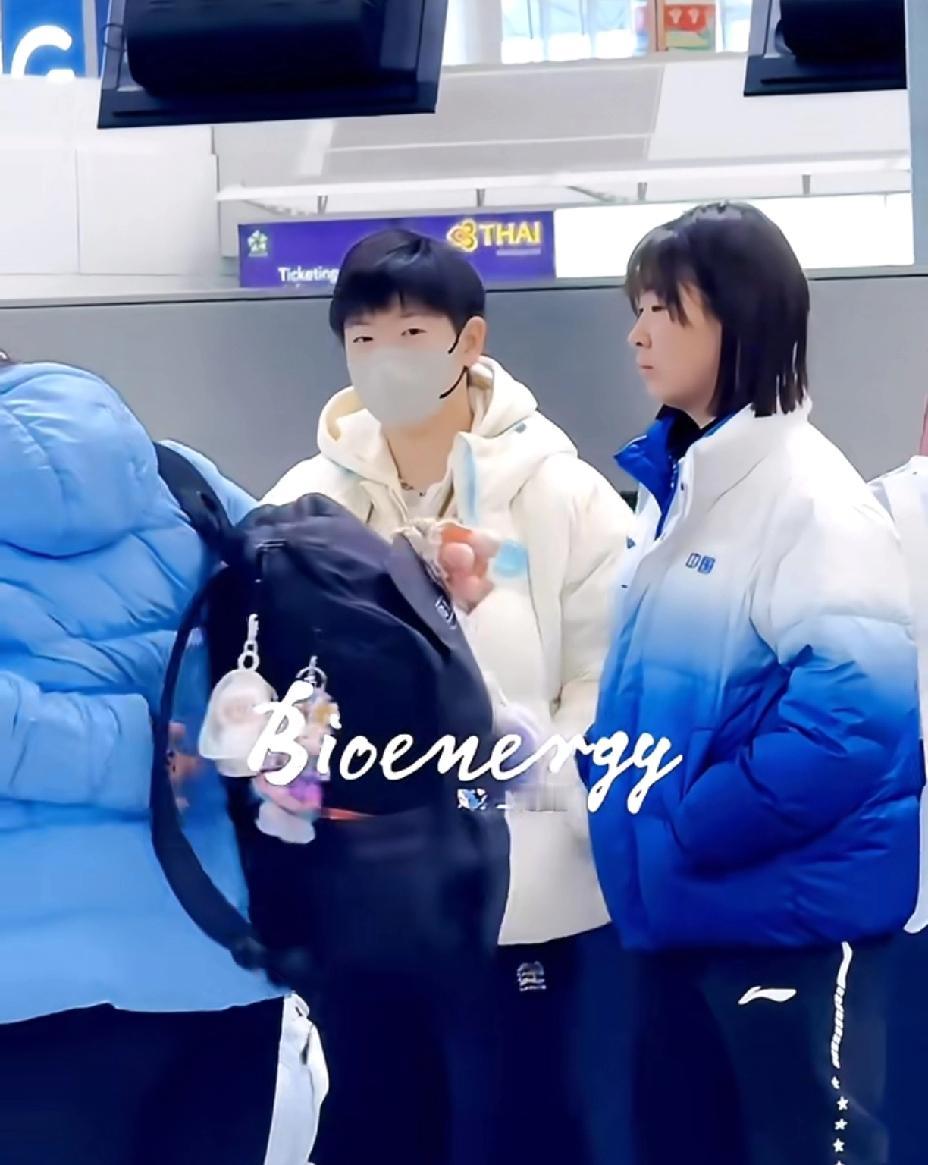 真好，莎莎回北京了，有好姐妹陪着，机场一个动作暴露可爱无疑。在机场网友偶