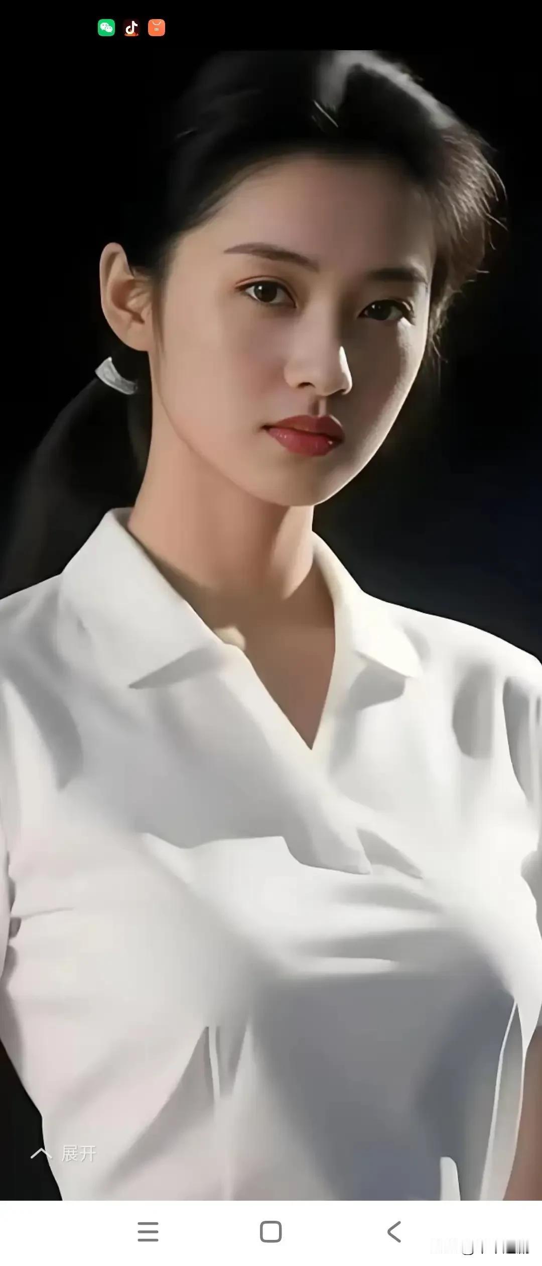 白衫衬着清冽轮廓，光影揉进眉眼的淡，冷调里漫开的静，是独属于她的松弛质感。温柔