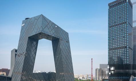 北京东三环的央视大楼，俗称“大裤衩”，多年以后，设计师库哈斯在国外媒体的采访中亲