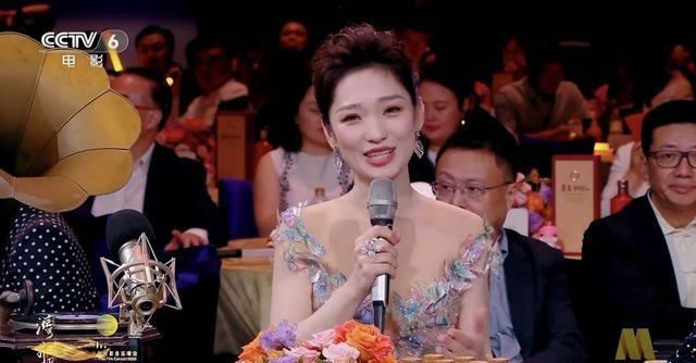 董卿“接班人”终于亮相了！9月28日备受瞩目的大湾区晚会上，32岁蓝羽稳站C位脱