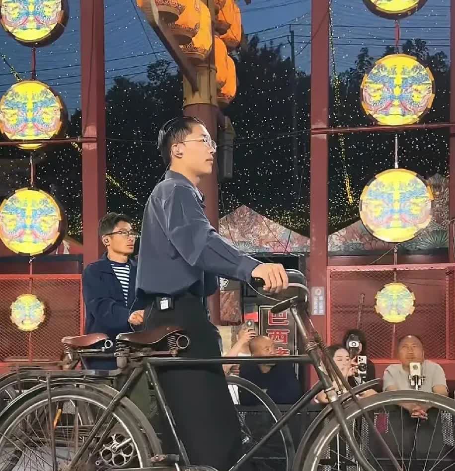 网红郭有才可真行，也不晓得从哪儿搞来这么多老自行车的。以前看他就像是个普普通