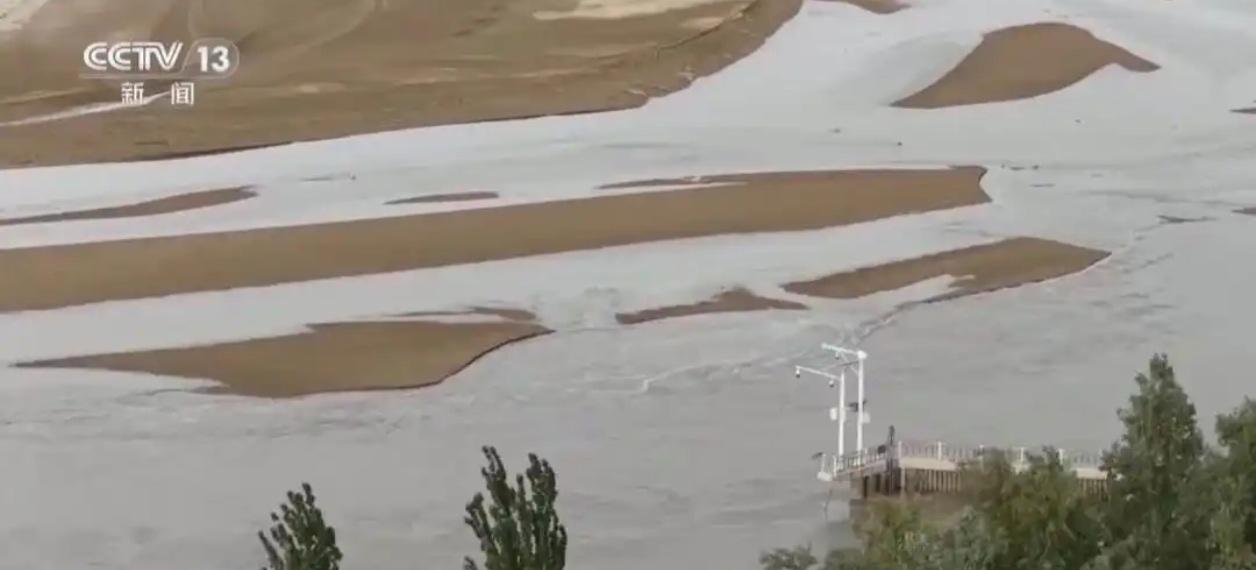 “我看过沙漠下暴雨”——民谣里的奇幻歌词，最近在新疆塔克拉玛干沙漠成了真。6