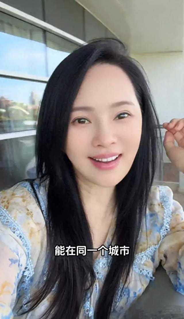 9月11日伊能静带着公婆和女儿飞三亚探班秦昊，住10万一晚海景套房，9岁米粒正脸