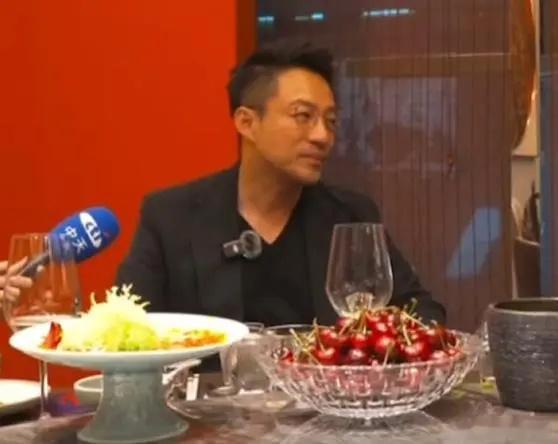 汪小菲宴请网红馆长吃饭，正能量输出获称赞，在线人数40万。6月11日，汪小菲在上