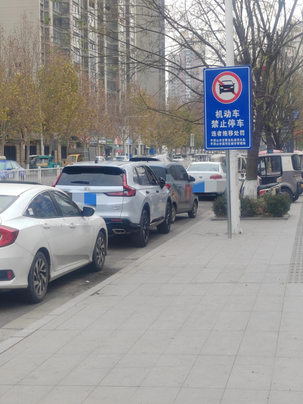 啥也别说了，看图吧！这是今天下午2点多，在和顺路中骏世界城这块儿顺手拍的照片。