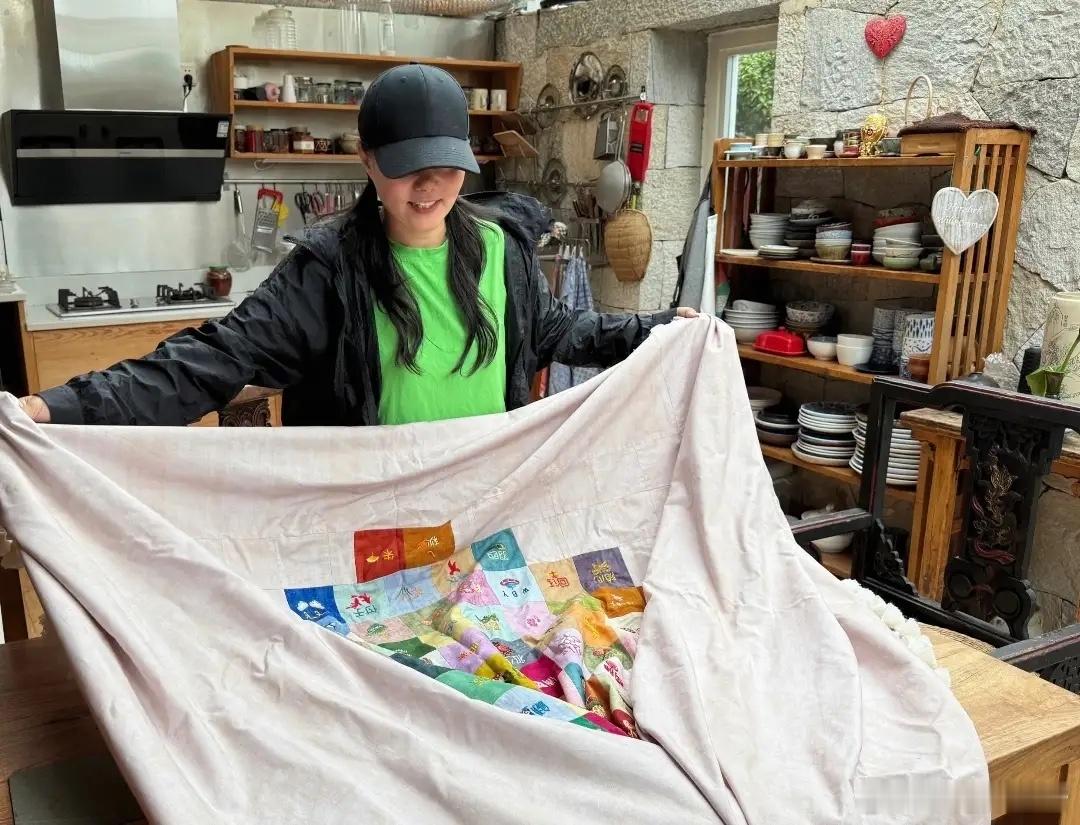 龚琳娜父母飞云南常住，承包女儿家务，和老锣离婚一年还难释怀！