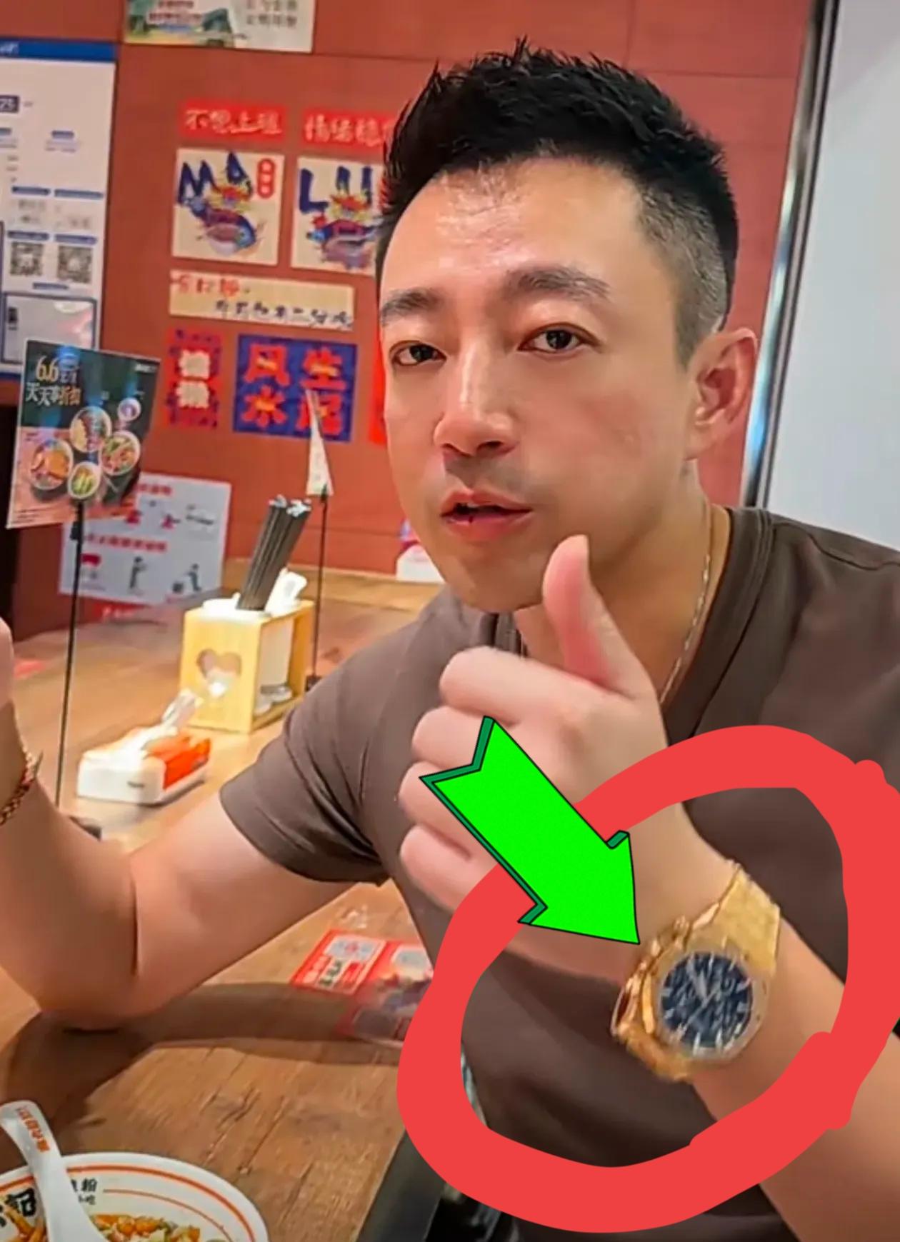 你们谁见过自己戴网传48万名表，给孩子穿35元T恤的爸爸？汪小菲现在真是，