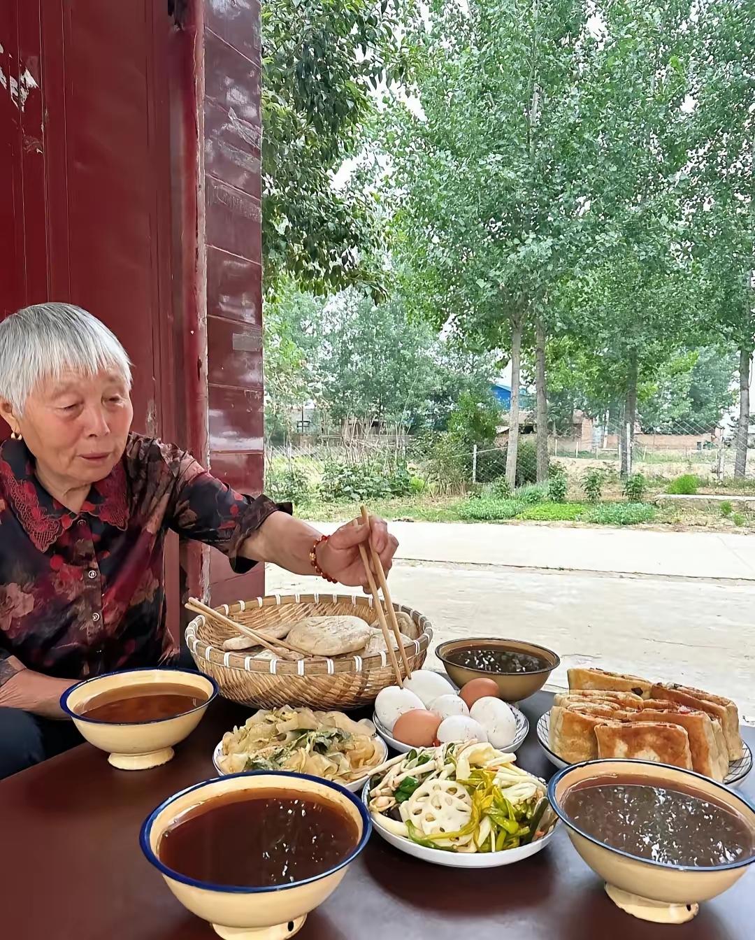 村里有个倔老头，当年养了五个娃，家里穷得叮当响，顿顿喝稀粥，连件像样的衣服都凑不