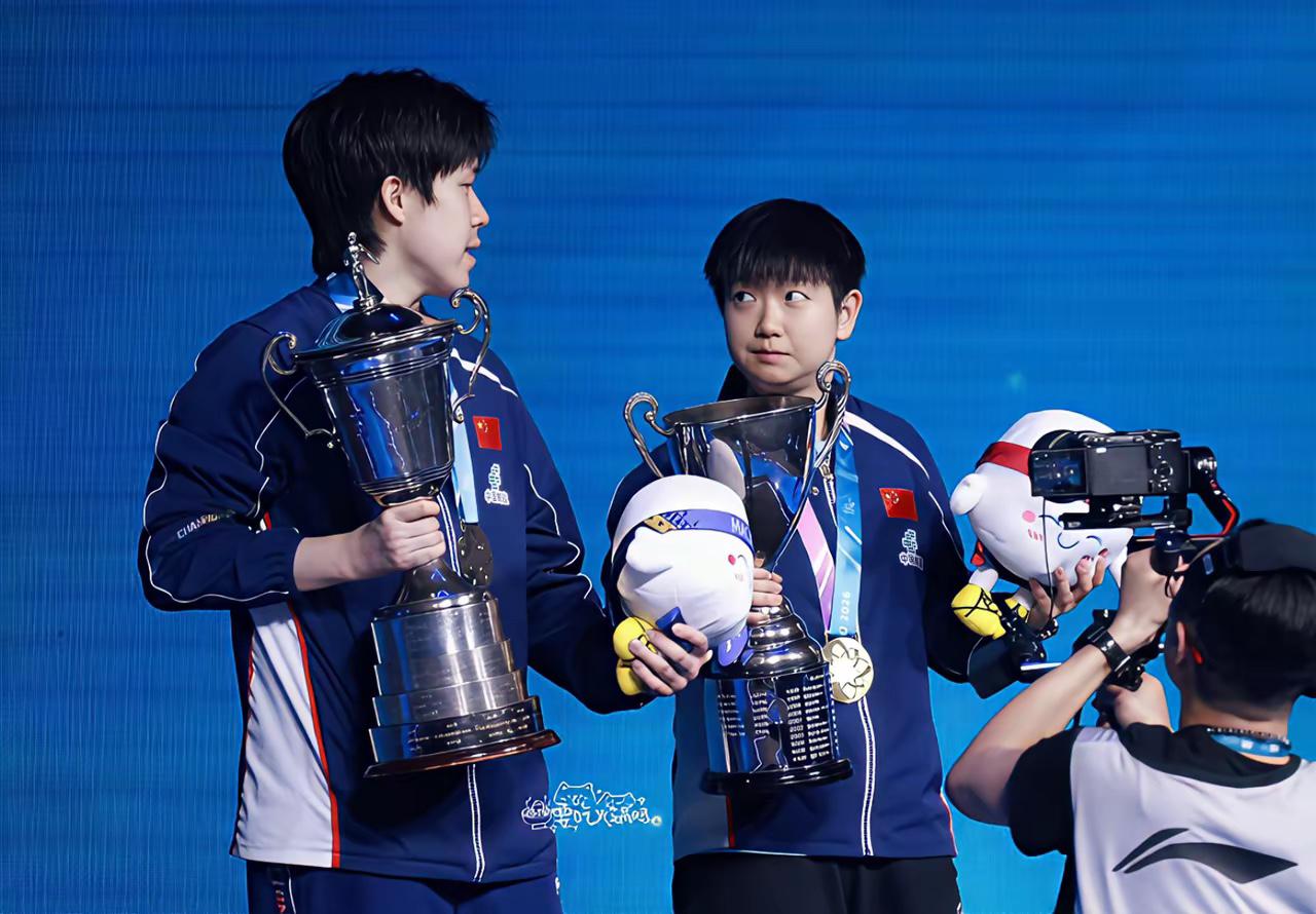 大头：莎莎！莎：嗯。大头：祝贺你！莎：我也祝贺你。大头：你都拿三届世