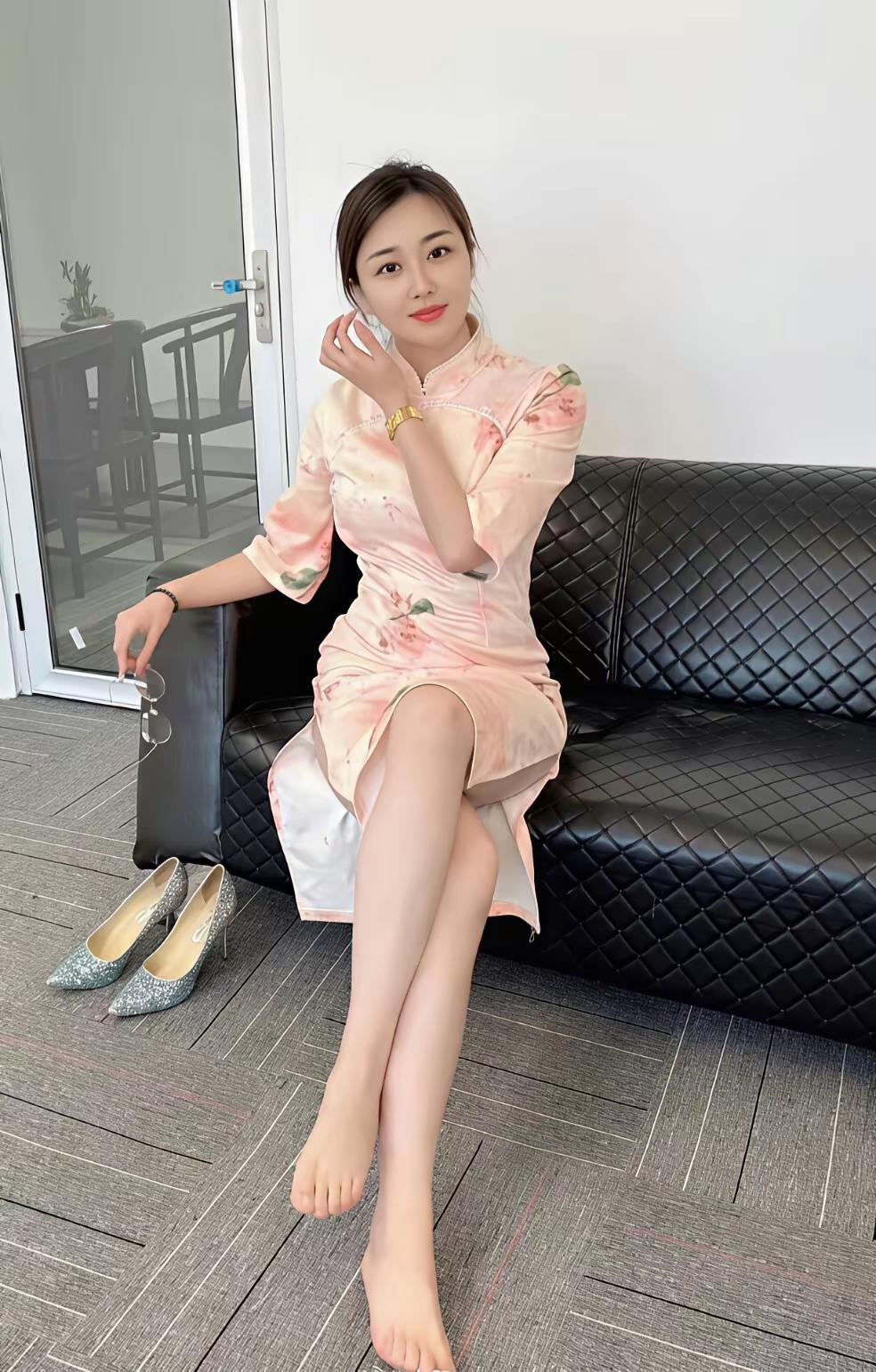 旗袍展现女人完美气质。